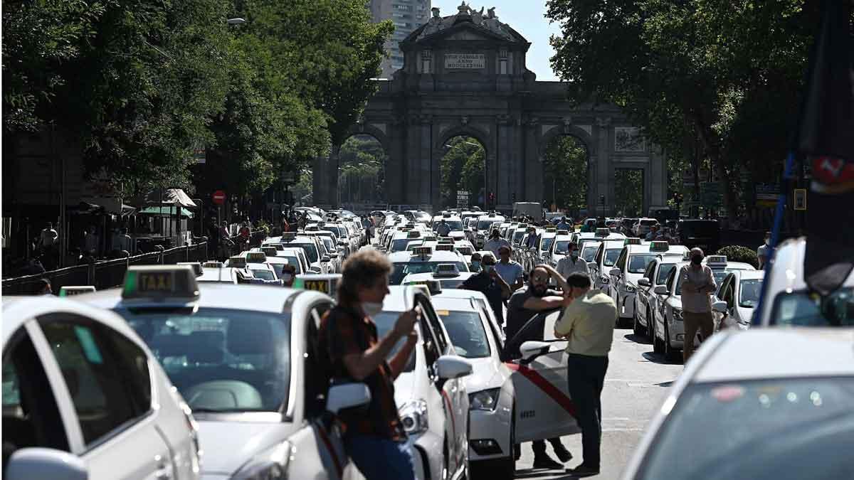 Los taxistas colapsan Madrid para exigir una desescalada.