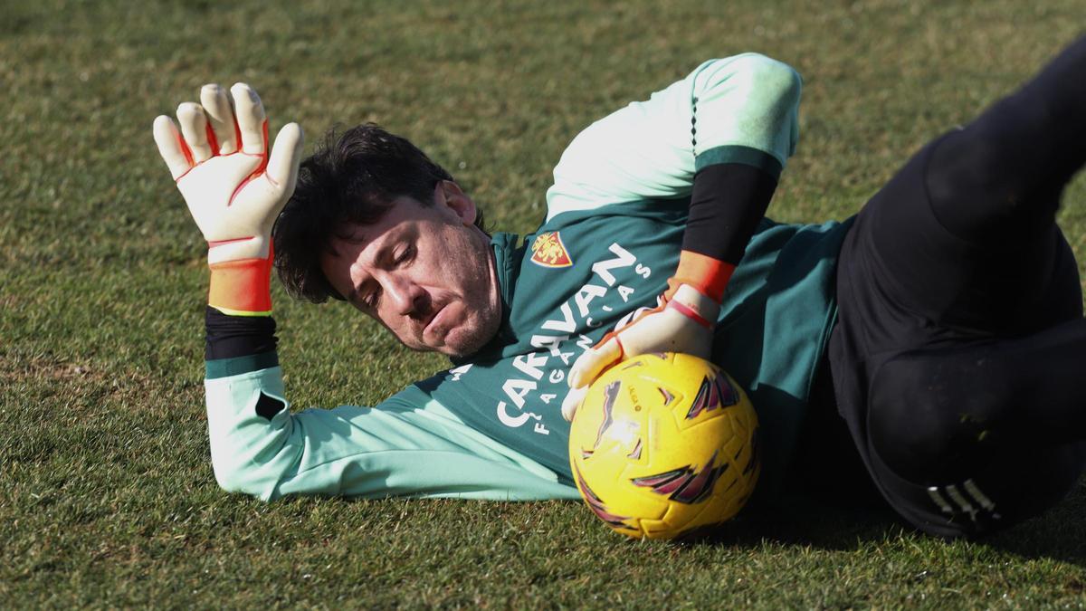 Cristian Álvarez atrapa un balón en un entrenamiento.