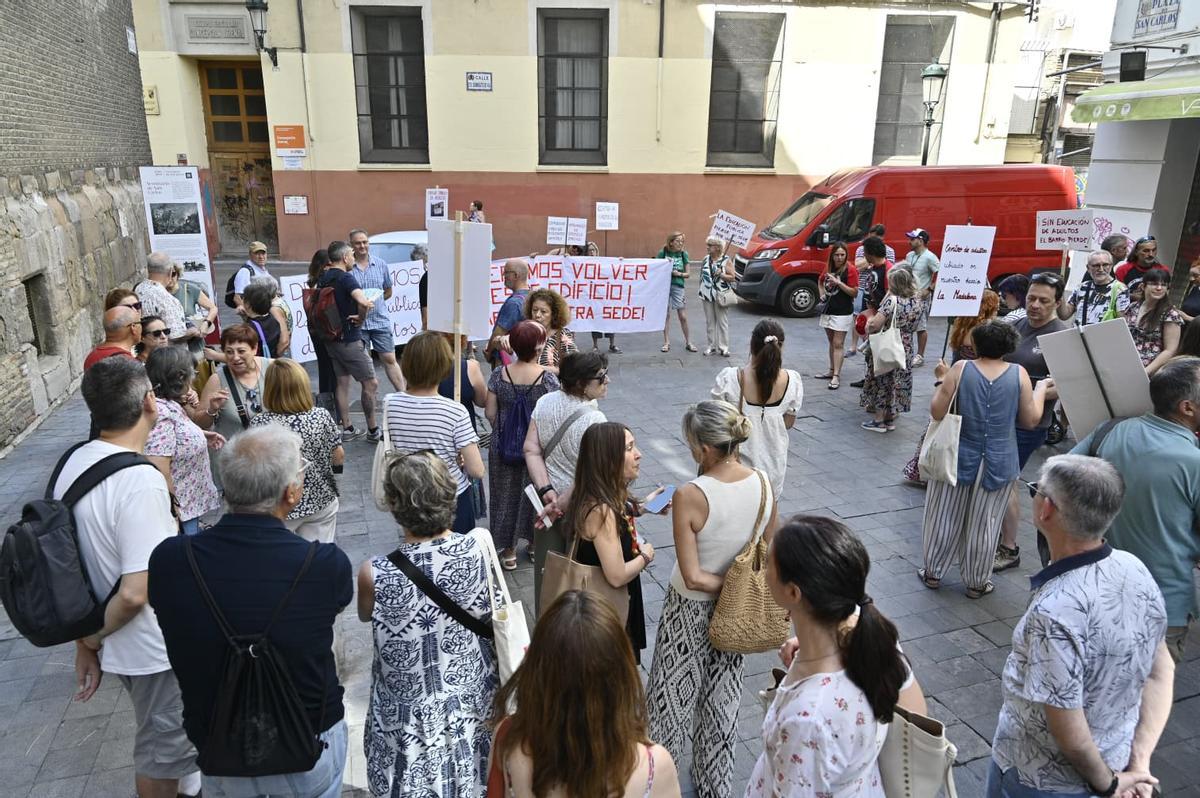 Concentración por la defensa del centro público de educación de personas adultas.