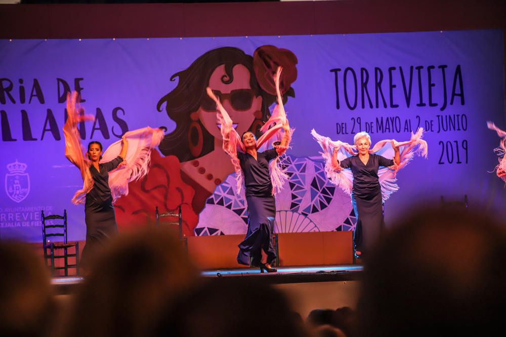 El alumbrado del recinto portuario abrió la feria torrevejense, con décadas de historia y que atrae a miles de visitantes hasta el próximo domingo