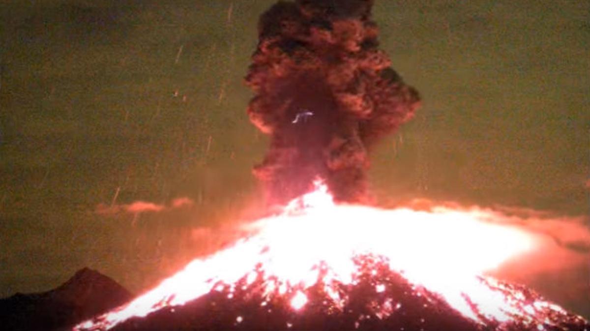 Erupció del volcà Colima, a Mèxic, captada per una webcam el 18 de gener passat.