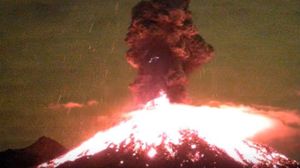 Erupció del volcà Colima, a Mèxic, captada per una webcam el 18 de gener passat.