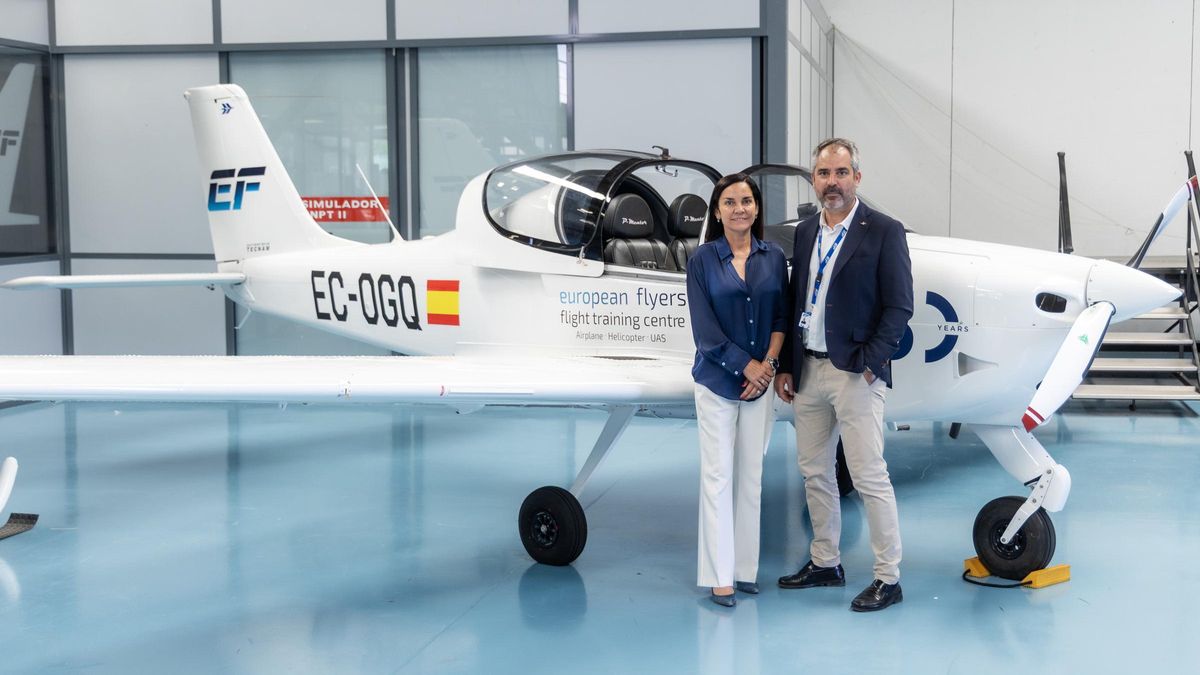 Eva y Luis Miñano, en las instalaciones de la escuela de pilotos European Flyers en Mutxamel.