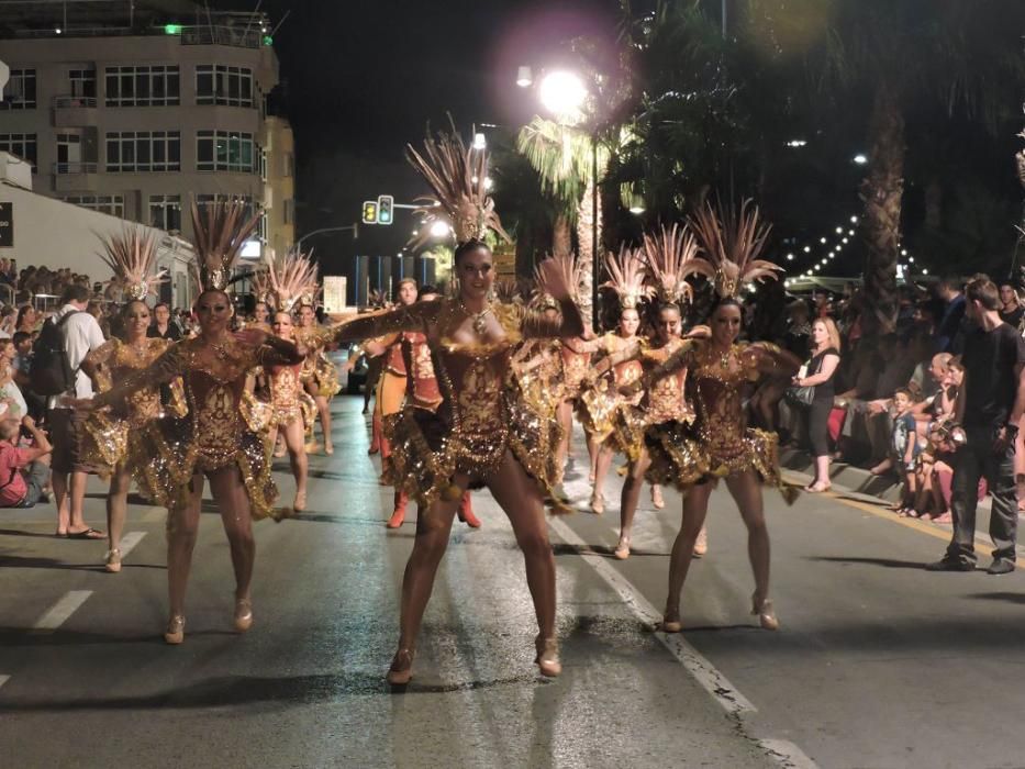 La bahía de Águilas se transforma en un gran teatro en su Carnaval de verano