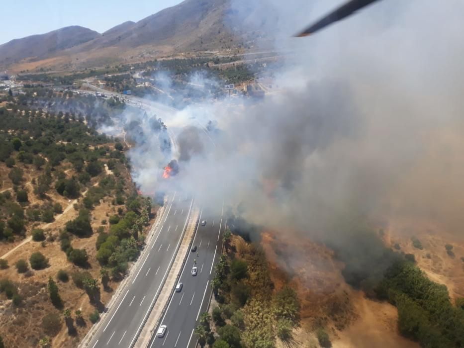 El tráfico es interrumpido en la Autopista del Sol mientras se trabaja en la extinción del fuego y el tráfico procedente de Málaga capital se ha ido colapsando