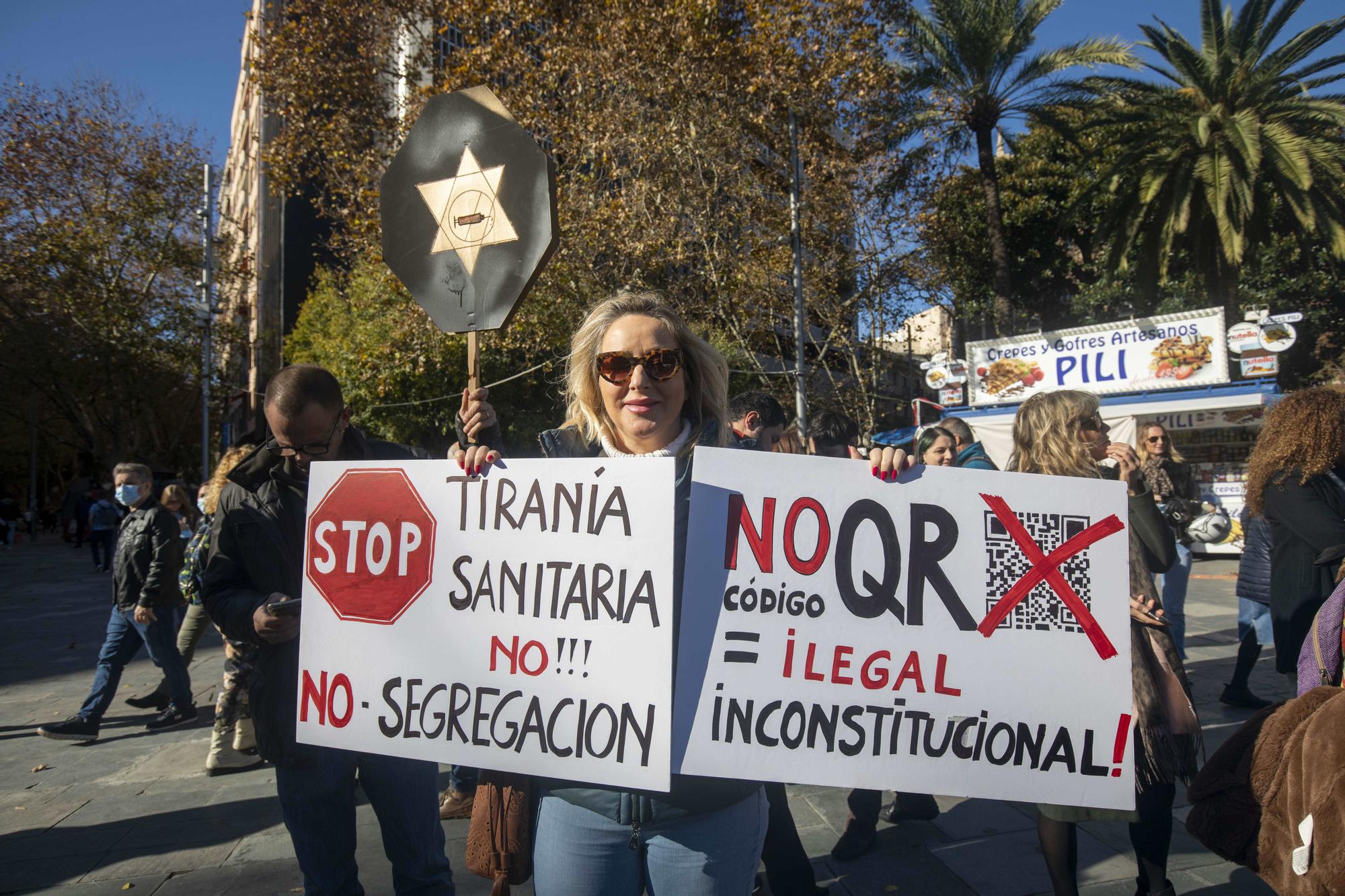 Más de 300 antivacunas se concentran en Palma contra el pasaporte covid