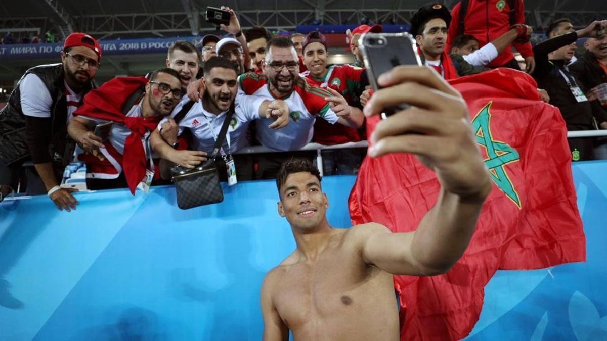 El jugador Tagnaouti posa en un selfi con un grupo de aficionados de la selección marroquí tras el partido con España.
