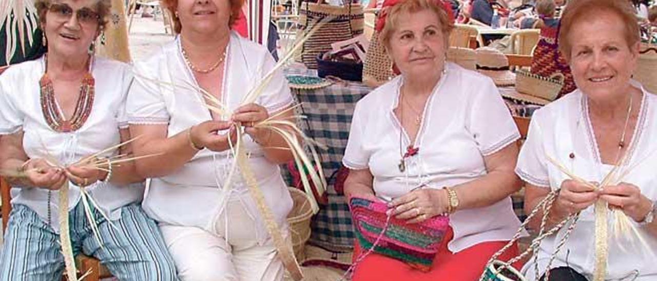 Grupo de mujeres trabajando el palmito.
