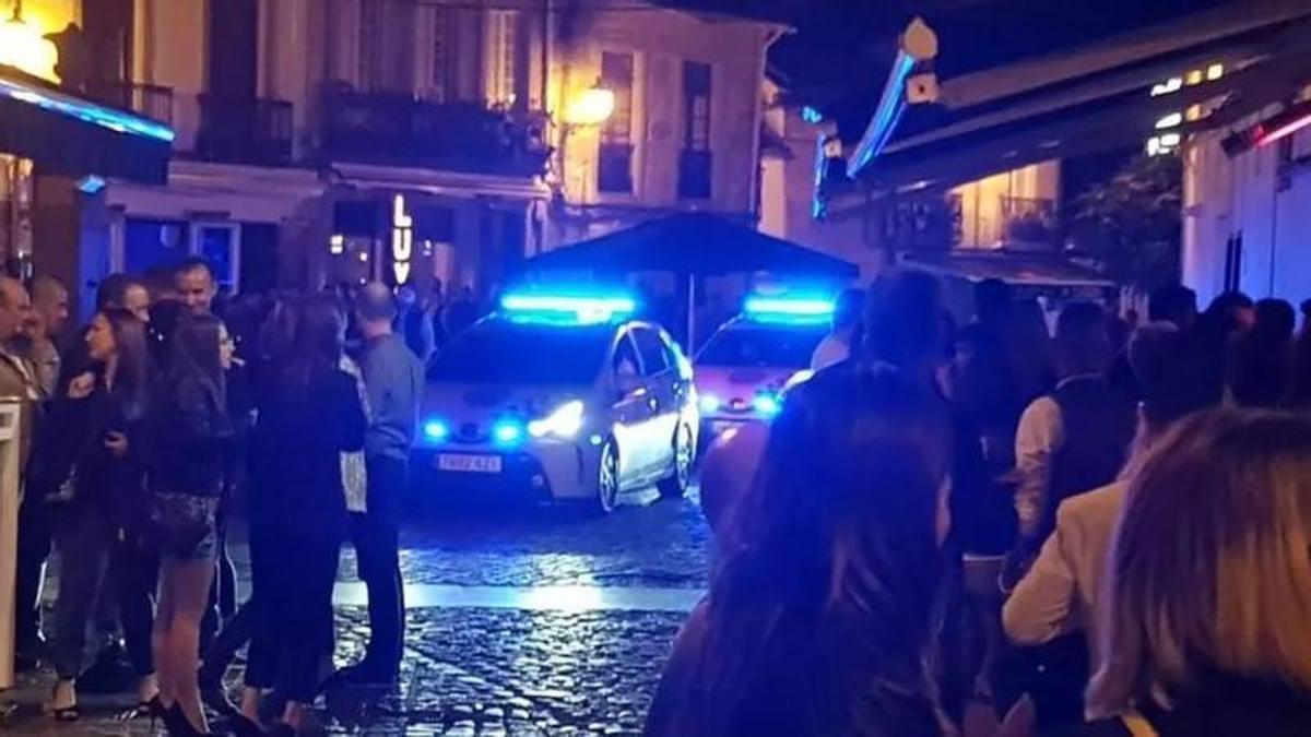 Policía en un lugar de marcha de Vilagarcía.