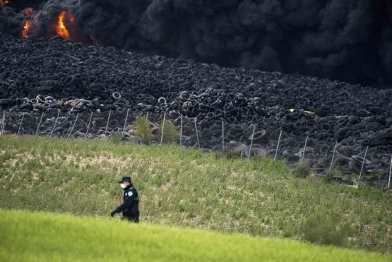 Espectacular incendi de pneumàtics a Seseña