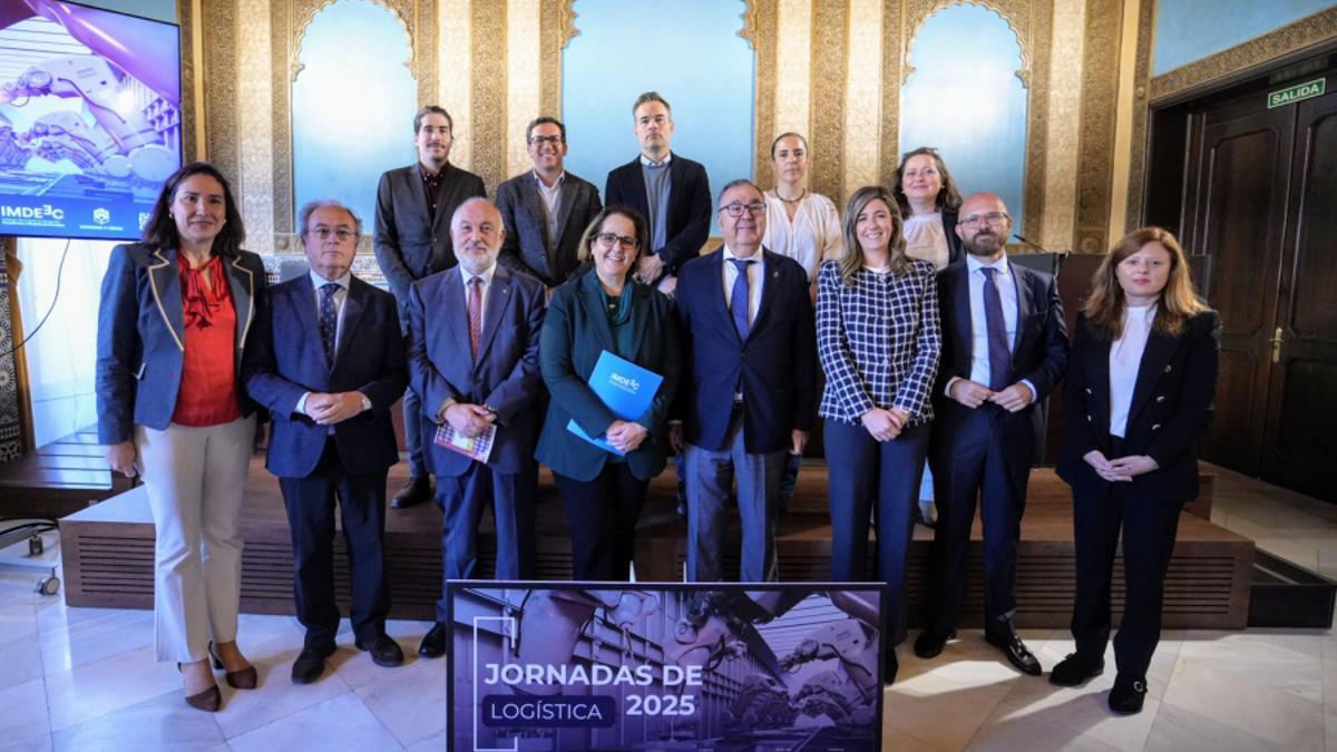 Autoridades y ponentes asistentes a la inauguración.