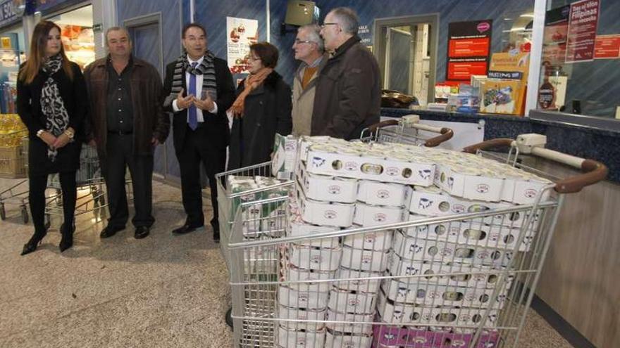 Entrega de alimentos en un área comercial de la Lalín en noviembre del año pasado.