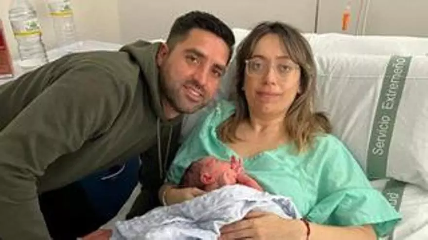 Los padres de uno de los primeros bebés del año de Extremadura: "Manuel ha sido el mejor regalo de Reyes"