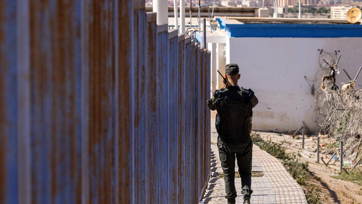 Fuerzas marroquíes patrullan el borde de la frontera entre Marruecos y Melilla.