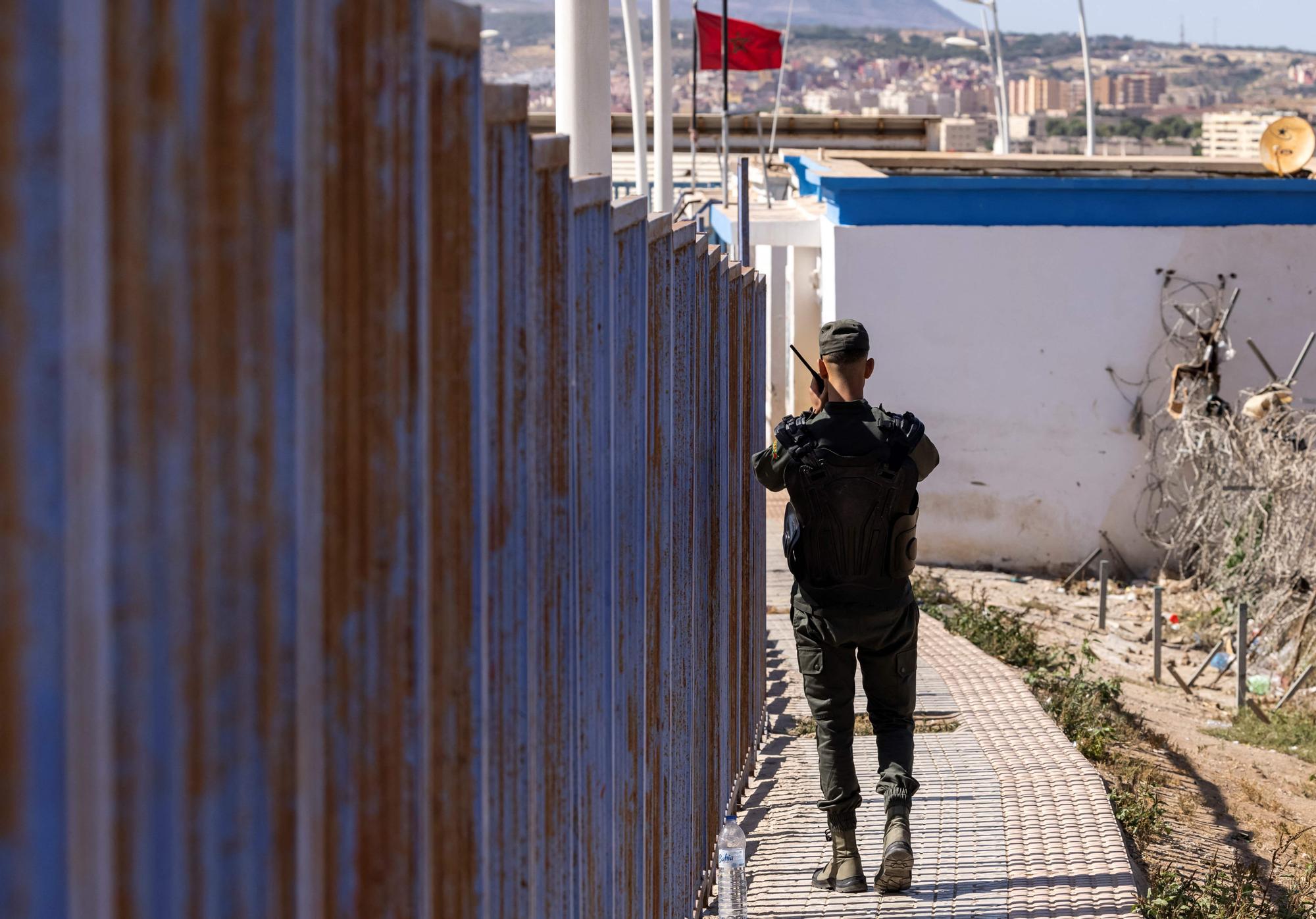 Fuerzas marroquíes patrullan el borde de la frontera entre Marruecos y Melilla.