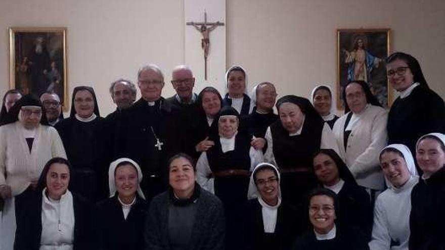 El obispo posando con la congregación de monjas cistercienses de el convento de El Salvador de Benavente.