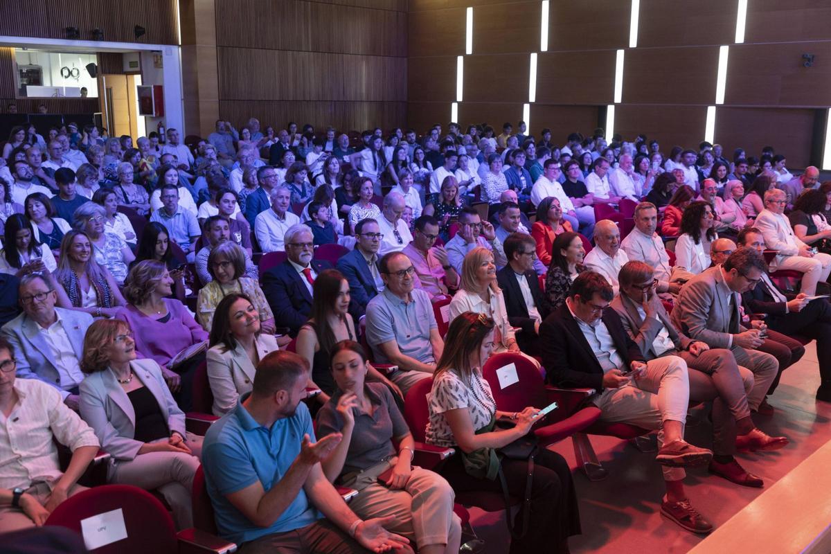 El paraninfo de la UPV lleno en la 7.ª edición de Magistrales, con los docentes homenajeados en las primeras filas.