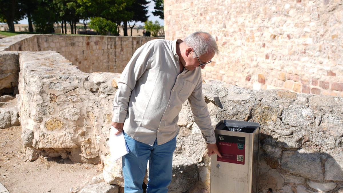 El concejal de Turismo junto a uno de los hitos informativos instalados