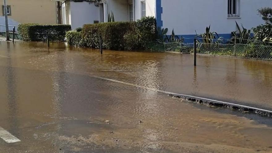 Inundación en la rúa de Pastoriza tras reventar una tubería de agua