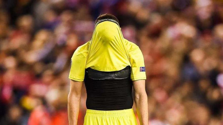 Mario Gaspar se tapa la cabeza tras perder en Anfield. // Reuters