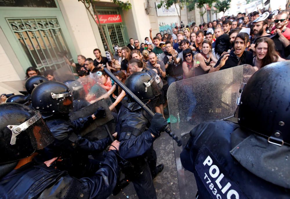 Nous aldarulls entre manifestants i policies a Gràcia