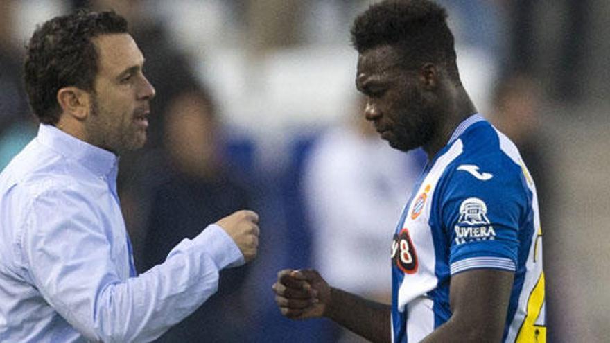 Sergio y Caicedo, técnico y jugador del Espanyol, tras el partido del domingo.