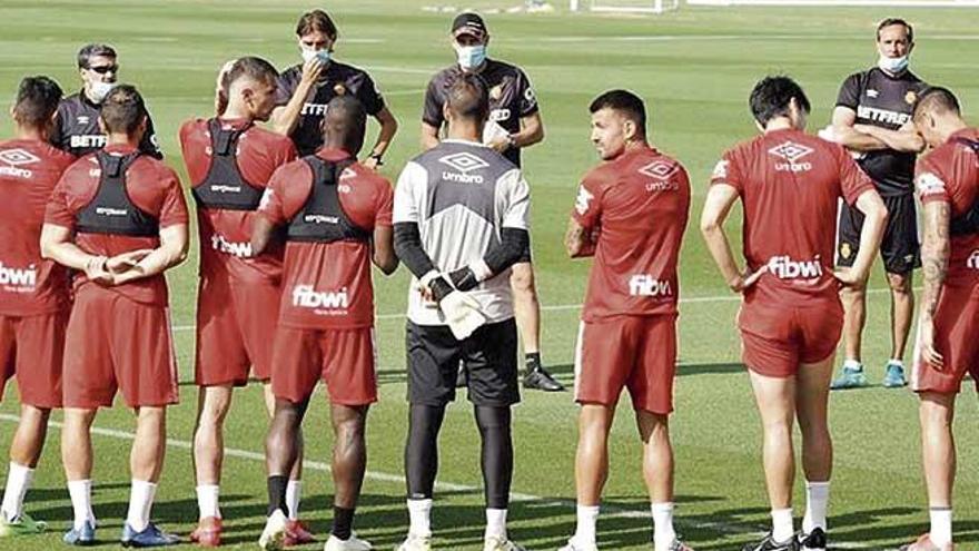 Vicente Moreno se dirige a sus futbolistas durante el entrenamiento del lunes en Son Bibiloni.