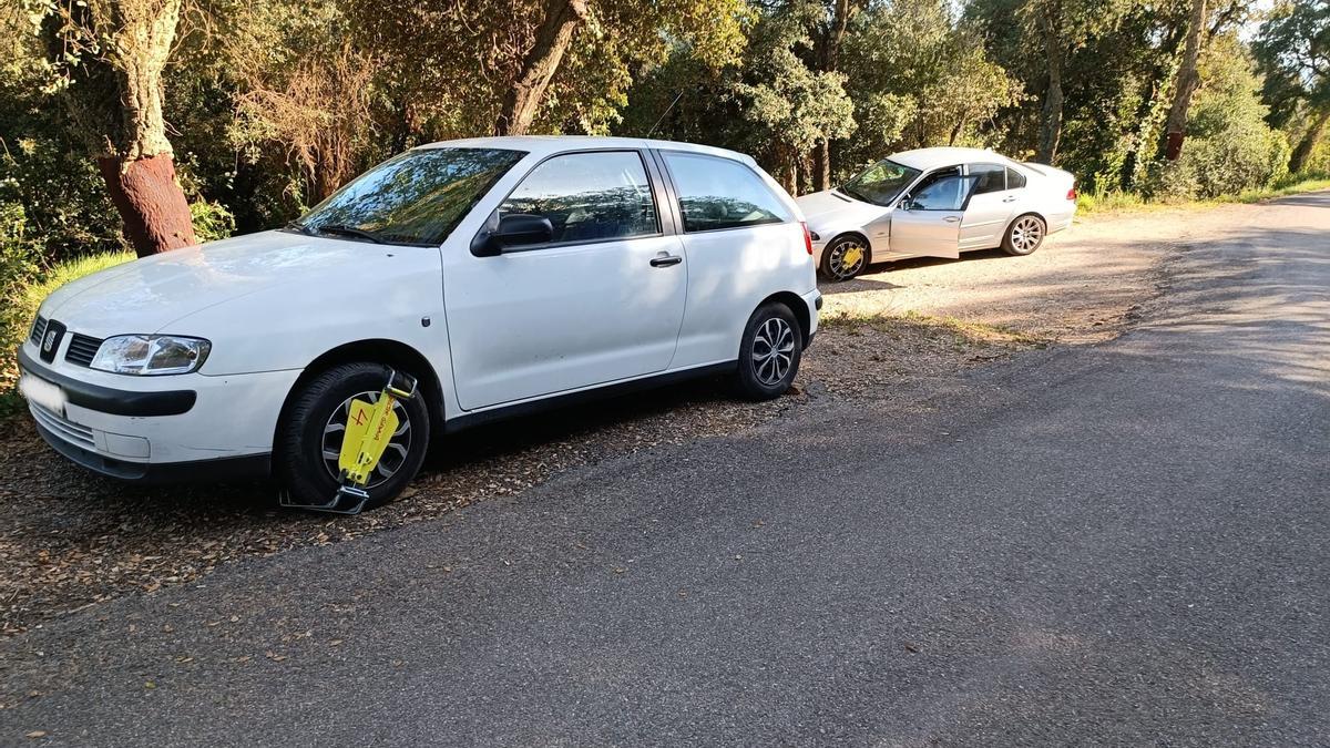 Els dos vehicles immobilitzats pels Mossos aquest diumenge a la carretera dels Àngels