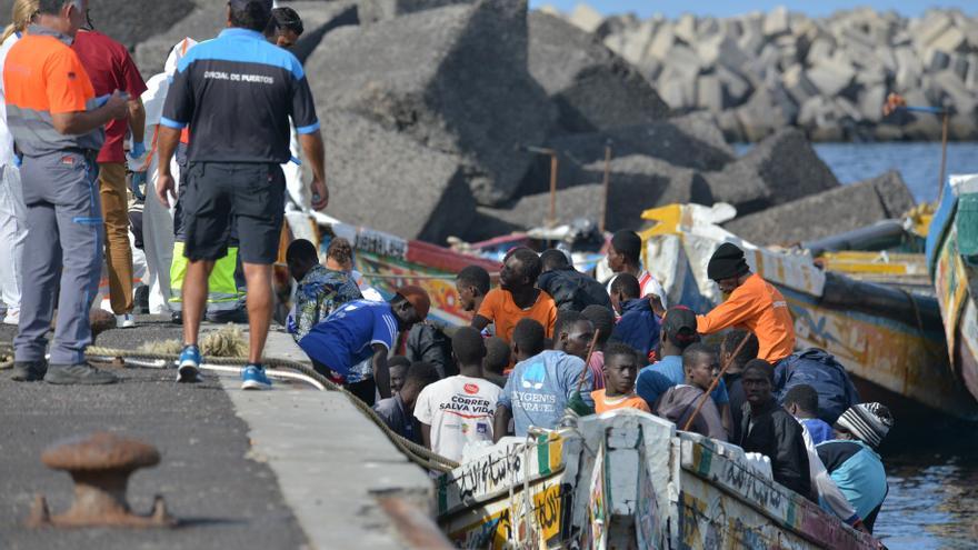 Rescatan un cayuco con 56 personas y los trasladan a El Hierro