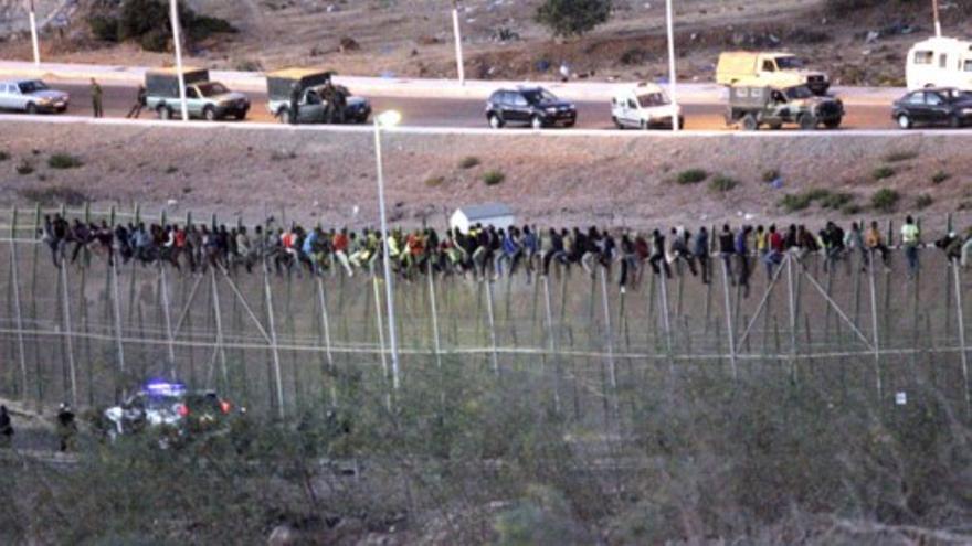 Cientos de inmigrantes intentan de nuevo entrar en Melilla