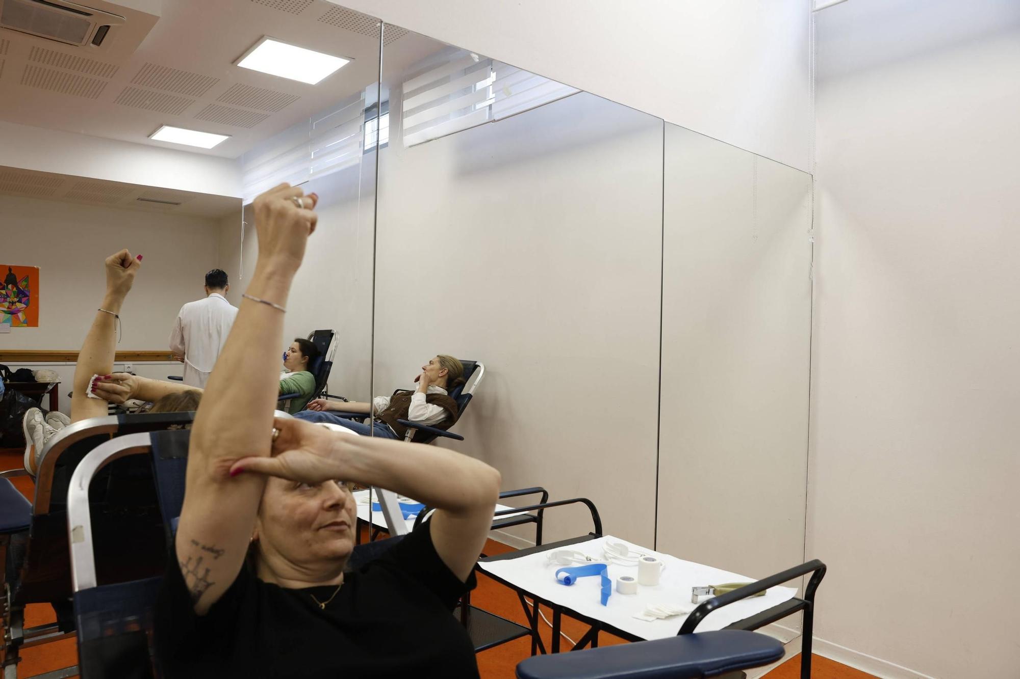 La campaña de donación de sangre en el colegio La Corolla de Gijón, en imágenes
