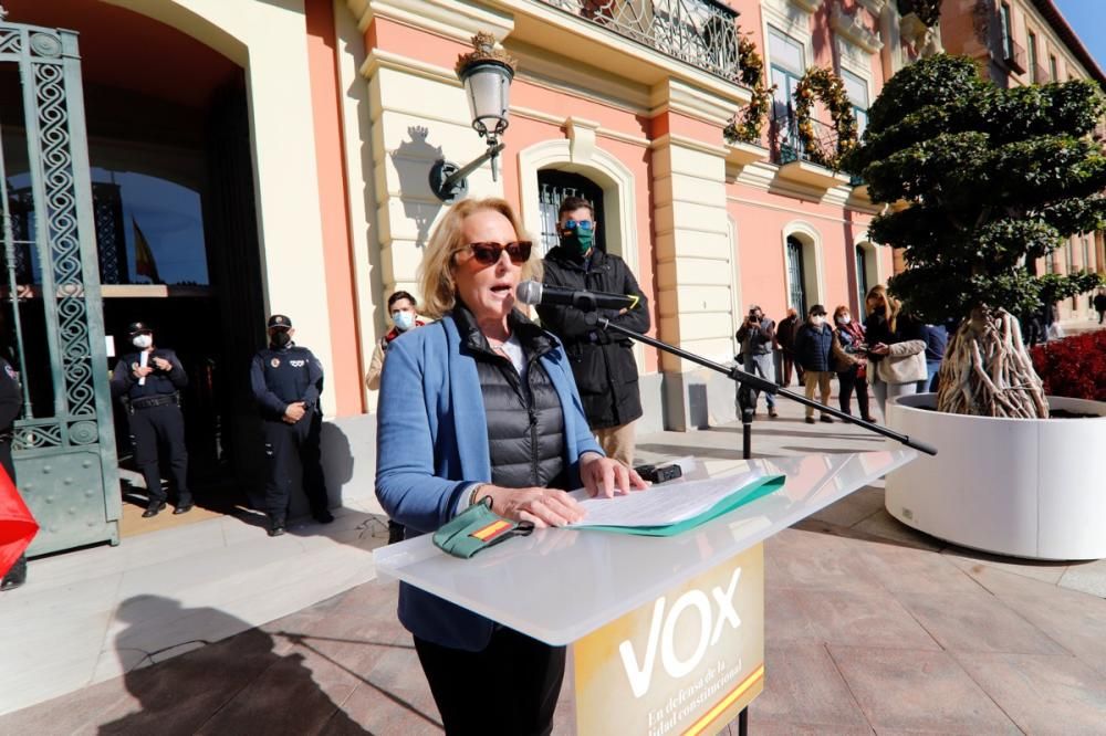 Más de un centenar de personas arropa a Vox en Murcia un acto en defensa de la Constitución