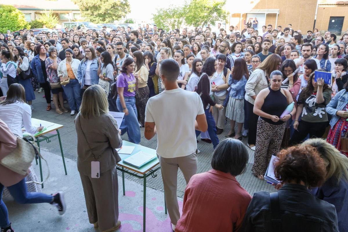 Aspirantes a las oposiciones de Educación de la Xunta, en el IES Lamas de Abade de Santiago de Compostela, uno de los centros de Galicia donde se celebraron