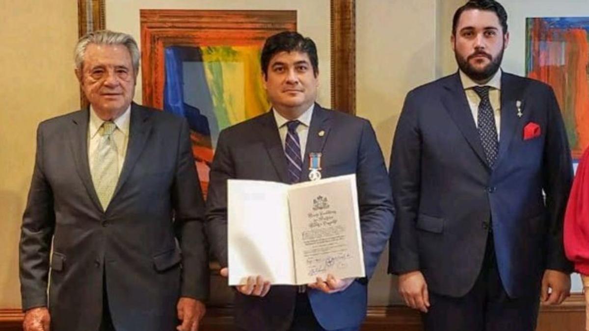 Por la izquierda, Francisco de Borbón, Carlos Alvarado y Alfredo Leonard.