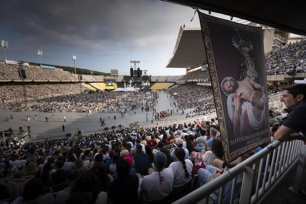 Vigilia del Papa León XIV en el Estadio Olímpico Lluís Companys.