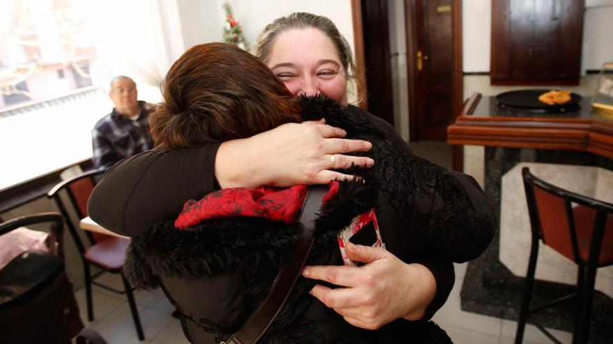 Pilar Álvarez Fernández celebra el Gordo de la Lotería de Navidad // RICARDO SOLIS