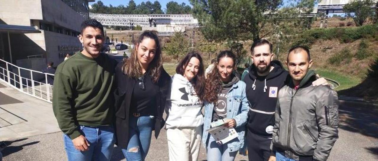 Óscar, Nuria, Cristel, Lucía, Iván y Antón, a la salida de la prueba para acceder a la Guardia Civil.   | // FDV