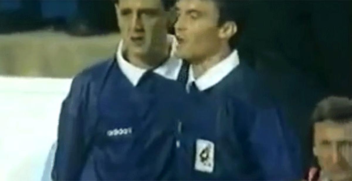 Momento en el que Mejuto González y Rafa Guerrero intercambiaron palabras en La Romareda