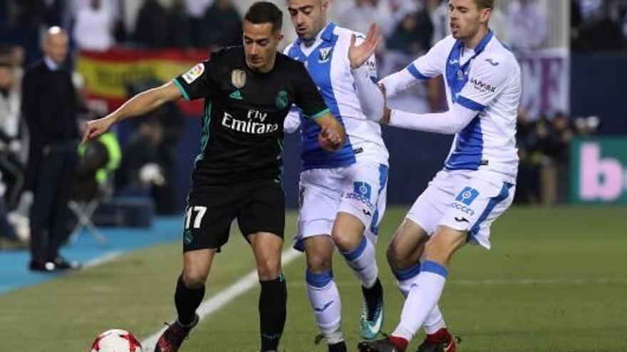 Gumbau, a la dreta, prova de frenar Lucas Vázquez en un Leganés-Madrid de Copa.