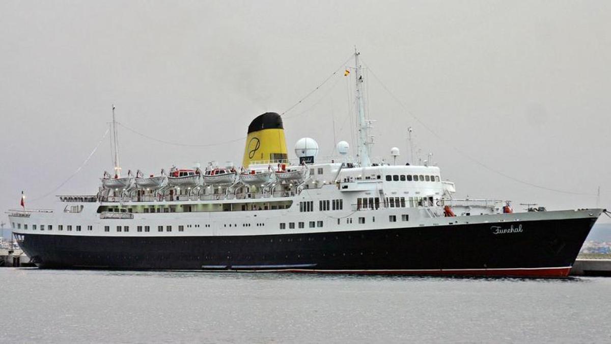 El ‘Funchal’ entrando en el puerto de Palma en octubre del 2008.