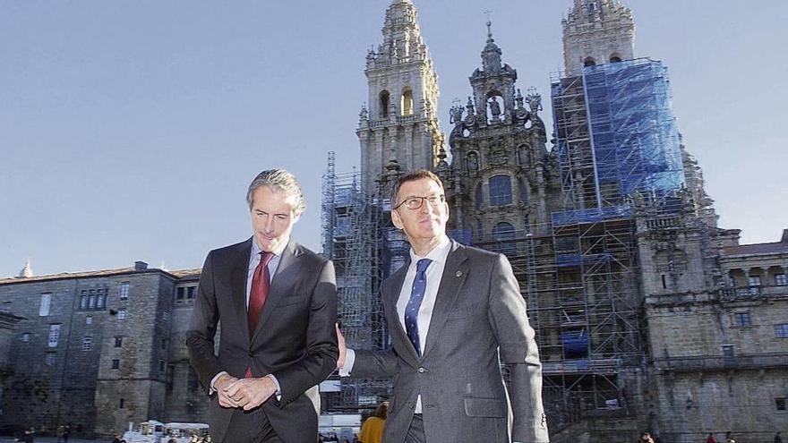 De la Serna y Feijóo, la semana pasada en la plaza del Obradoiro. // Xoán Álvarez