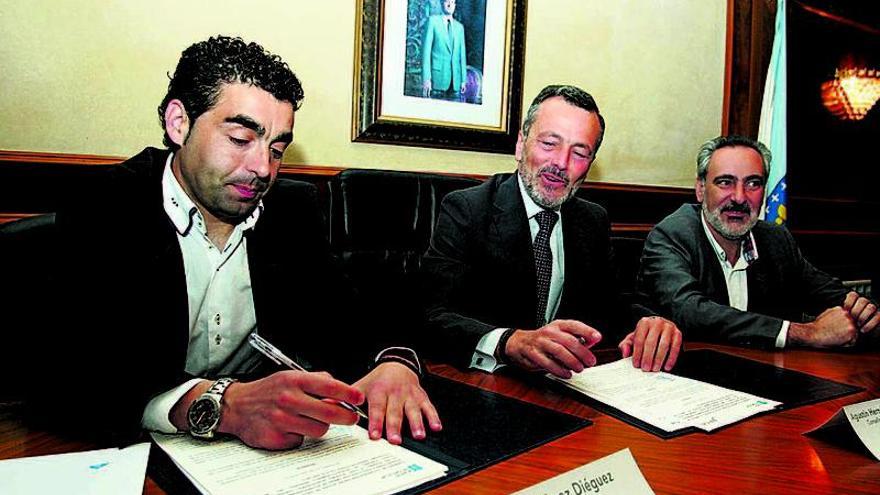 López, Hernández y Tourís, durante la firma del convenio de colaboración, ayer, en Rodeiro.