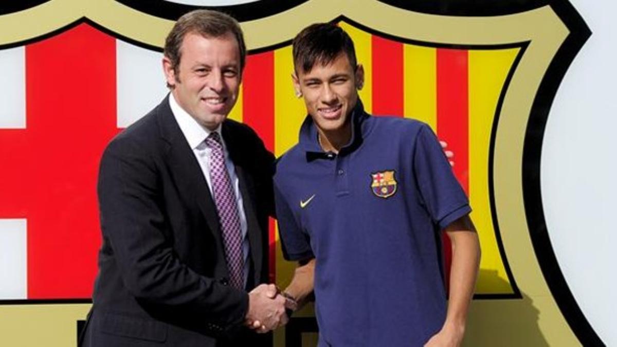 Sandro Rosell junto a Neymar, el día en el que el brasileño firmó el contrato con el Barcelona