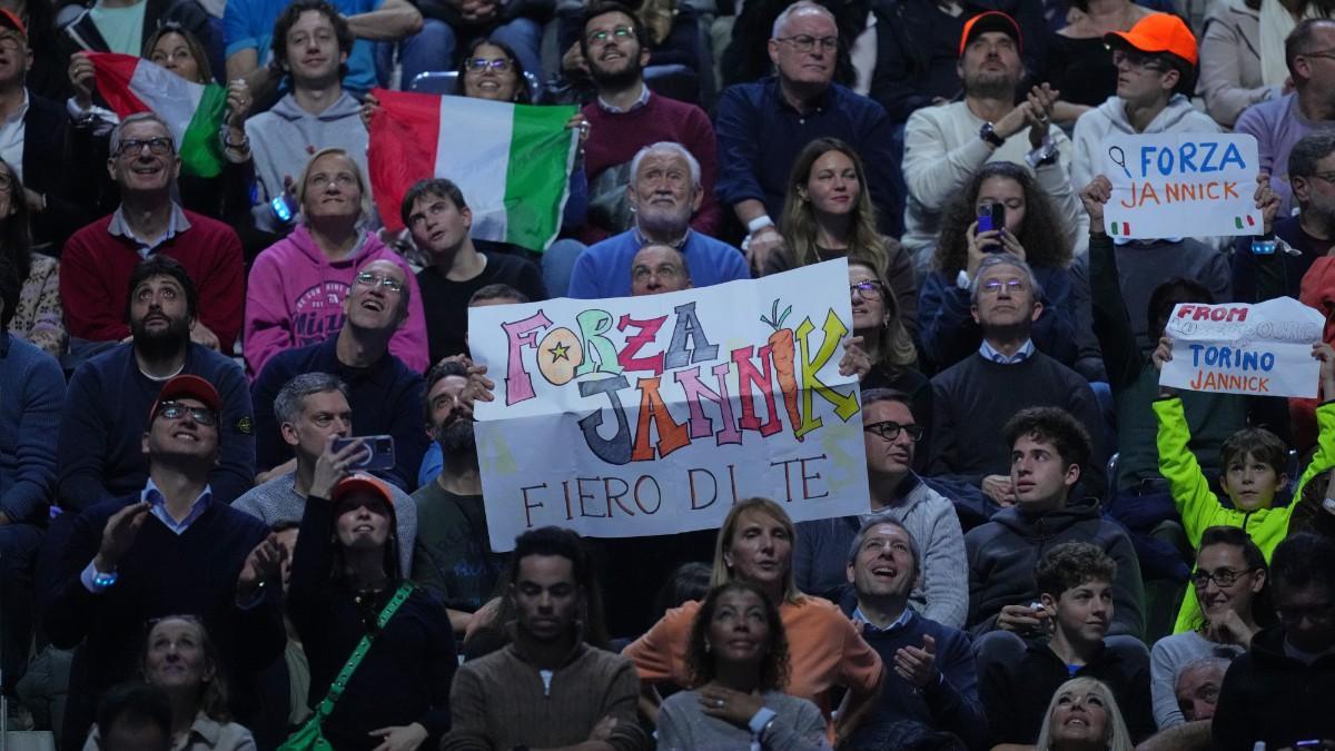 Aficionados animan a Sinner en TUrín