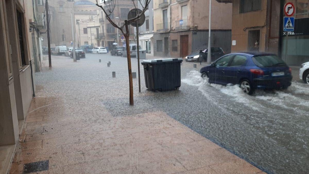 Varias calles de Vila-real, como esta de Torrehermosa cruce con el Raval de Sant Pasqual, parecían ríos en los momentos de mayor intensidad de la lluvia.