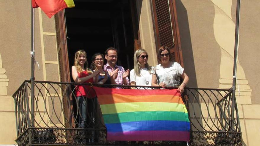 La bandera multiculor del orgullo gay ya luce en el balcón del Ayuntamiento de Benicarló