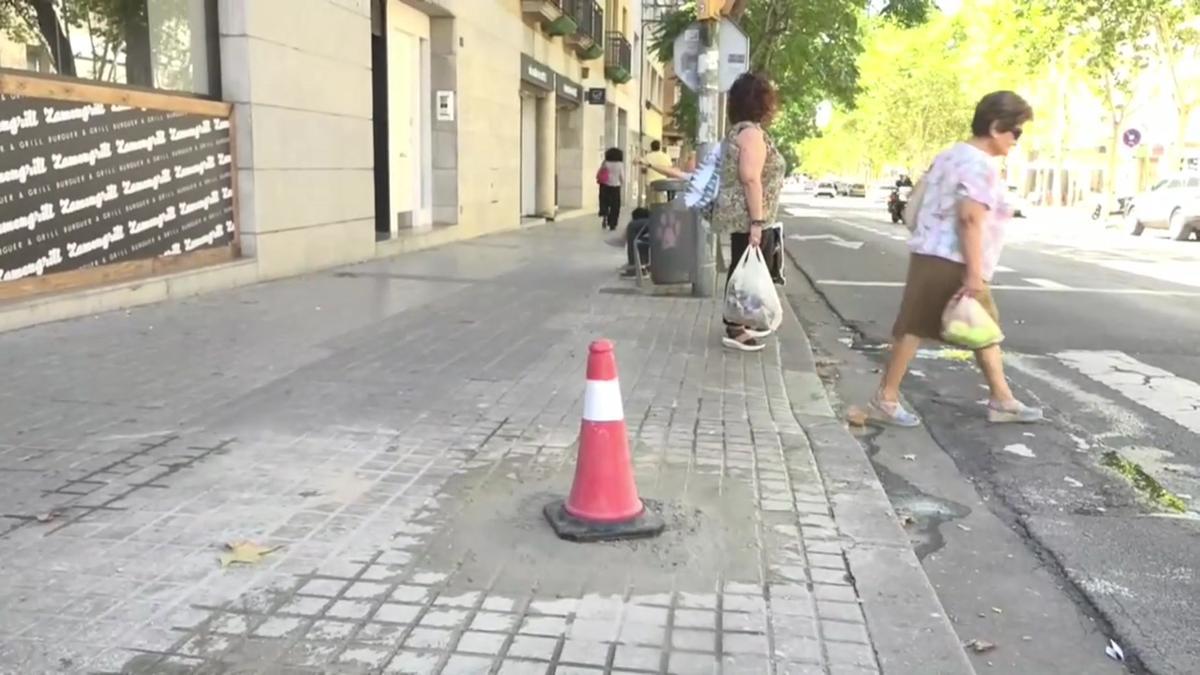 Herida de gravedad una mujer al caerle encima una farola en Sabadell