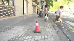 Herida de gravedad una mujer al caerle encima una farola en Sabadell.