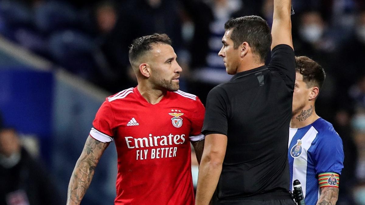 Fabio Veríssimo muestra una tarjeta amarilla a Otamendi