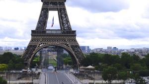 Archivo - Vista general de la torre Eiffel vacía durante el coronavirus.